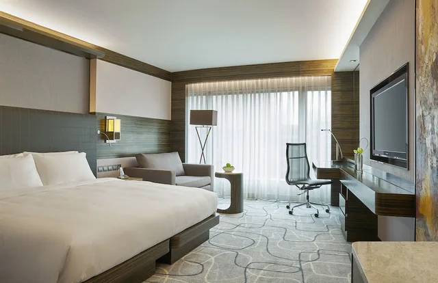 Club, Residence, Twin Beds, City View, Club Lounge Access, New World Millennium Hong Kong 1/9