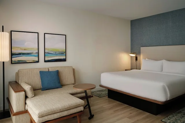 غرفة بسرير كينج بشرفة مع أريكة، Courtyard Orlando Airport 1/18