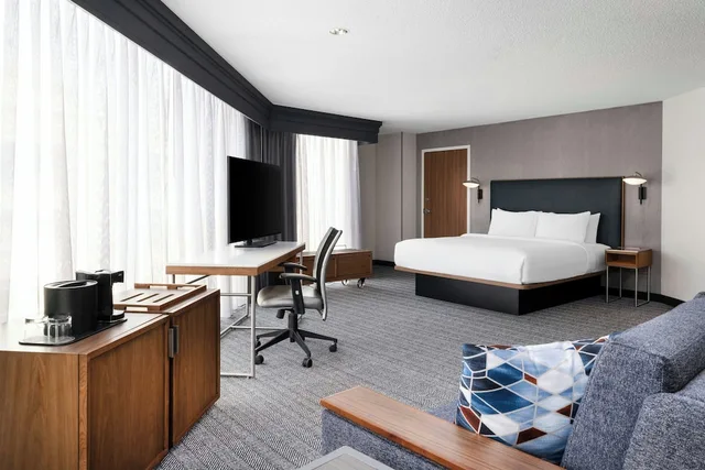 غرفة ركنية بسرير كينج مع أريكة لذوي الإعاقة، Courtyard Charlotte City Center 2/6