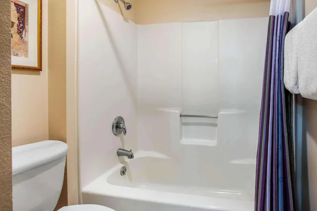 غرفة تنفيذية بسرير كينج، La Quinta Inn by Wyndham Detroit Southgate 10/10