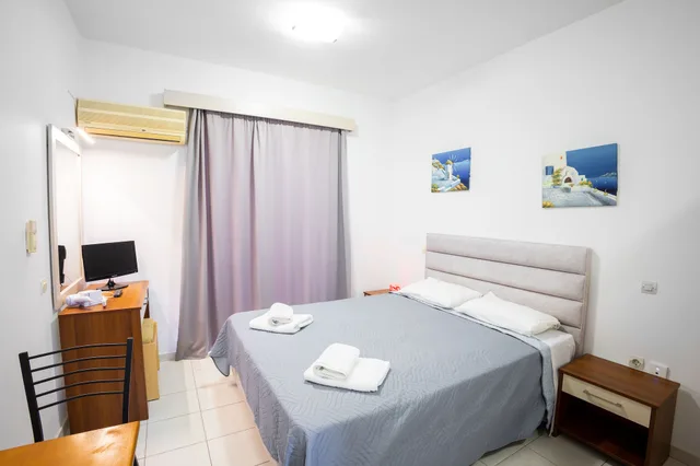 استوديو بسرير كينج بشرفة في الطابق الأرضي، Johnhara Studios And Apartments 1/7