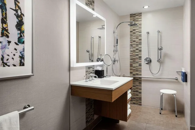 غرفة تقليدية بسرير كينج وسريرين كوين، The Westin Calgary Airport 9/10