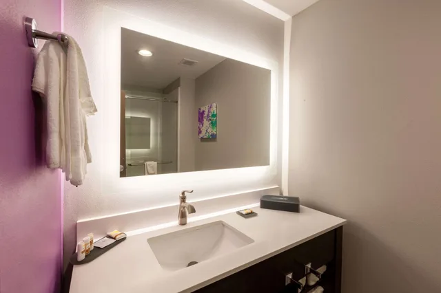 غرفة بسرير كينج، La Quinta by Wyndham Lafayette Oil Center 2/3