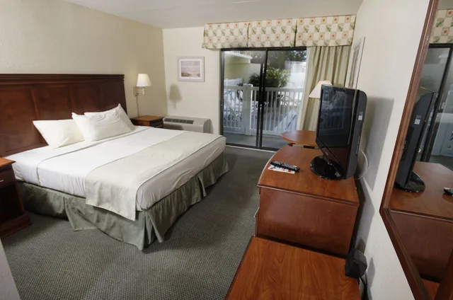 Efficiency, King Bed, Bay Side، The Bay Resort 3/6