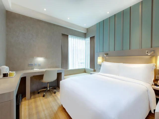 Standard, Queen Bed, Bath and Shower، Holiday Inn Express Hong Kong Mongkok 4/10