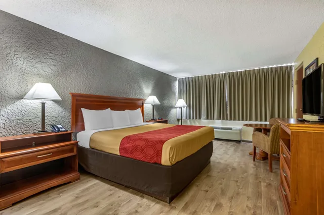 غرفة قياسية بسرير كينج، Econo Lodge Broken Arrow 5/10