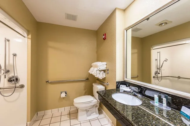 غرفة بسريرين مزدوجين لذوي الإعاقة، Quality Inn & Suites Hendersonville Flat Rock 3/5