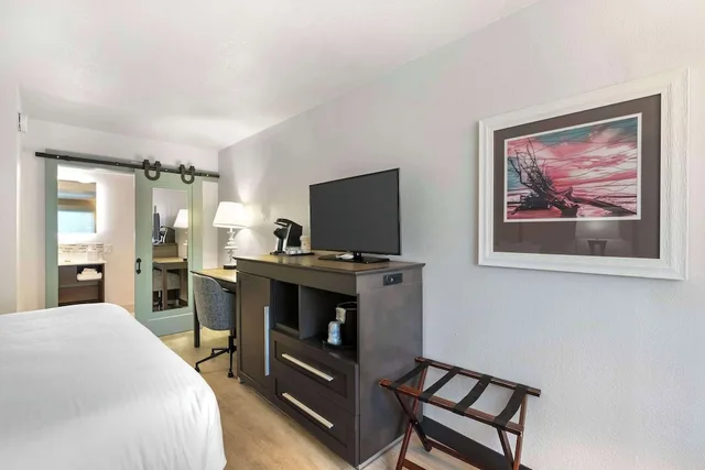 Standard, King Bed, Pool Side، Best Western Plus St. Simons 1/7