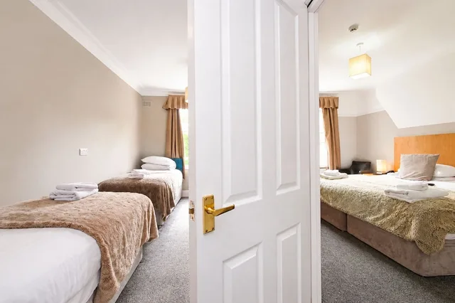غرفة جونيور بسرير كينج وسريرين منفصلين، Hedley House Hotel 8/9