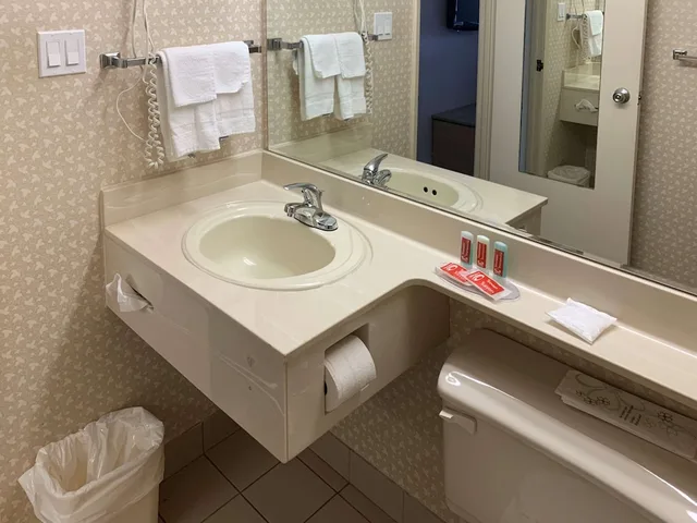 غرفة بسرير كينج، Econo Lodge Airport Ste Foy 4/6
