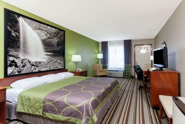 غرفة فاخرة بسرير كينج بحوض جاكوزي، Super 8 By Wyndham Clarksville Northeast 1/5