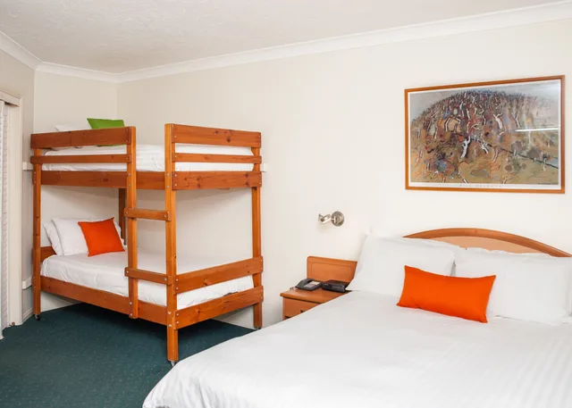 شقة عائلية بسرير كوين وسرير بطابقين بشرفة بغرفة نوم واحدة، Pegasus Motor Inn And Serviced Apartments 1/4