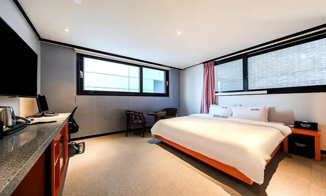 Standard, Queen Bed, No Parking، Hermes Hotel 3/10