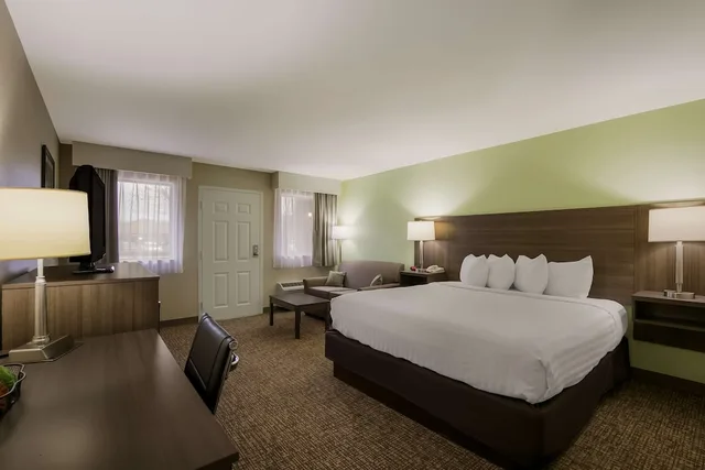غرفة قياسية بسرير كينج بشرفة، Best Western Milton Inn 4/9