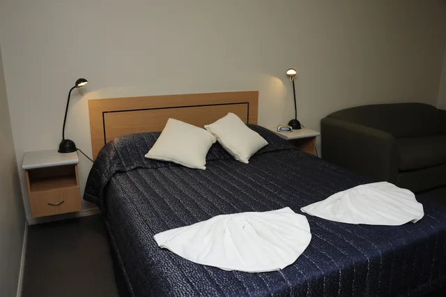 غرفة ديلوكس بسرير كوين مع أريكة، Sun Valley Motel Biloela 1/1