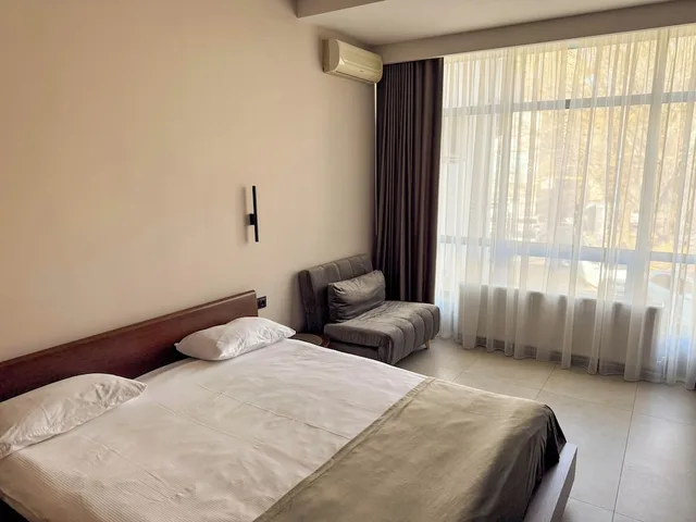 جناح جونيور بسرير كوين مع أريكة، Komilfo Hotel 2/5