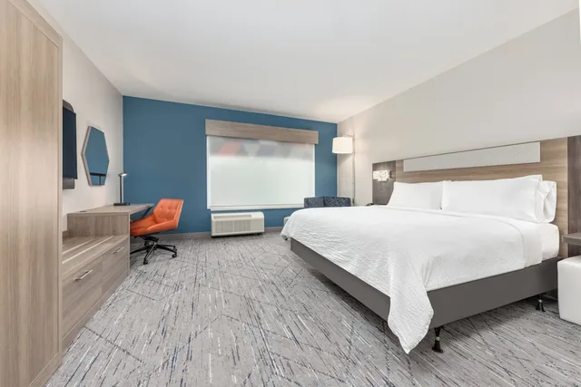 غرفة قياسية بسرير كينج مع أريكة لذوي الإعاقة، Holiday Inn Express Suites Beeville 5/10