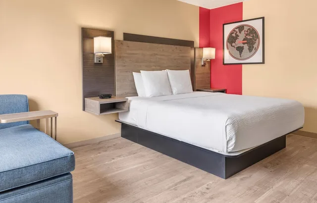 Business, Single, King Bed, Ramada By Wyndham Minneapolis Golden Valley 2/5