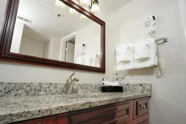 جناح ديلوكس بسرير كينج بشرفة بغرفة نوم واحدة، Parc Corniche Condominium Suites 3/3