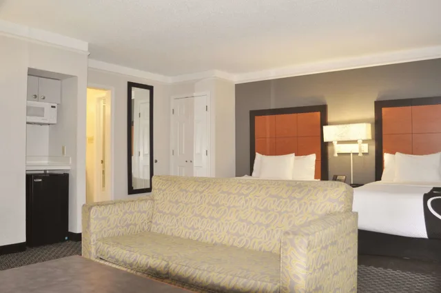Efficiency, Deluxe, 2 Double Beds، La Quinta Inn by Wyndham Dallas Uptown 1/3
