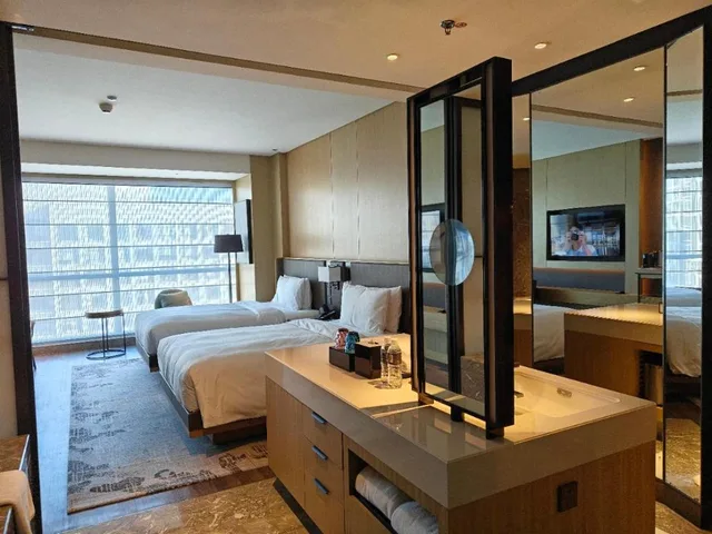 Guest Room, Deluxe, Twin Beds, 2 Double Beds, City View, JW Marriott Hotel Taiyuan 4/6