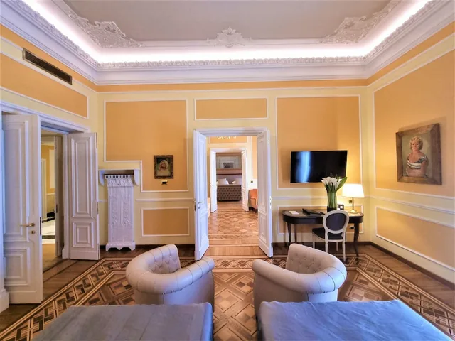 جناح رئاسي بسرير كينج وسريرين منفصلين مع أريكة، Bristol Palace 8/18