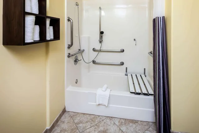 غرفة بسرير كينج لذوي الإعاقة، La Quinta Inn & Suites by Wyndham Inglewood 3/3