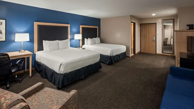غرفة قياسية بسريرين كوين بإطلالة على النهر بشرفة مع أريكة، Best Western River Terrace 2/8