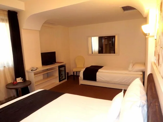 غرفة قياسية ثلاثية، West Plaza Hotel 2/3