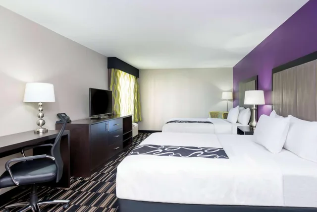 غرفة بسريرين كوين بحوض استحمام لذوي الإعاقة، La Quinta Inn & Suites by Wyndham Fairfield - Napa Valley 3/3