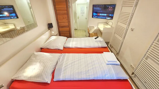Apartment, Twin Beds, Marion Weber House 8/10