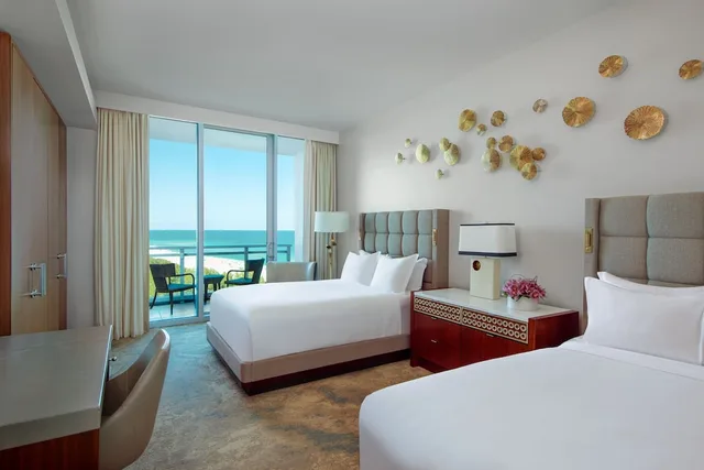 غرفة بسريرين كوين بشرفة لذوي الإعاقة، Ritz Carlton Bal Harbour 1/2