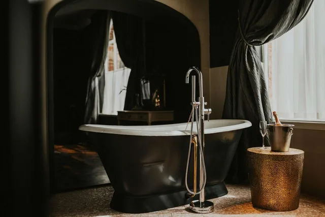 جناح جونيور بسرير كينج بحوض استحمام، The Croft Hotel 3/6