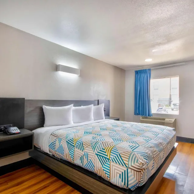 غرفة بسرير كينج للمدخنين، Motel6 Sulphur, LA 10/10