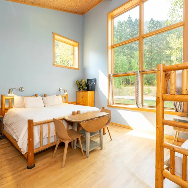 كابينة بسرير كينج بمطبخ صغير، Sleeping Lady Mountain Resort 1/4