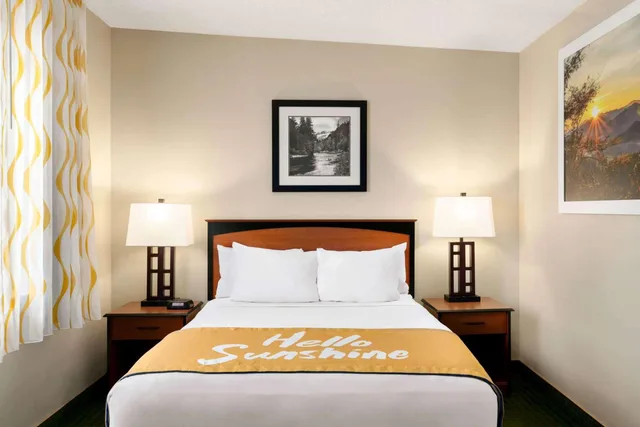 غرفة قياسية بسرير كينج للمدخنين، Days Inn by Wyndham Cortez 1/8