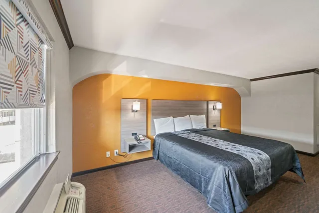 Comfortable, Guest Room, King Bed, Smoking، Americas Best Value Inn Brenham 3/8