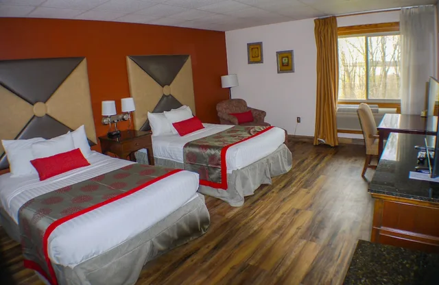 جناح بسريرين كينج بإطلالة على المسبح بغرفتي نوم، Albert Lea Inn & Suites 1/10