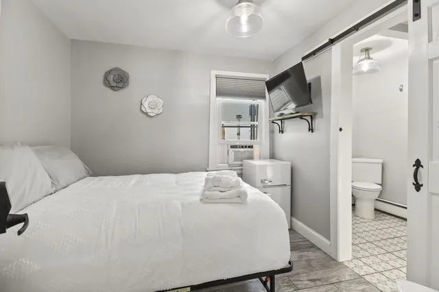 Sunny, Standard, Double Bed, Corner، The Inn at Ocean Grove 1/6