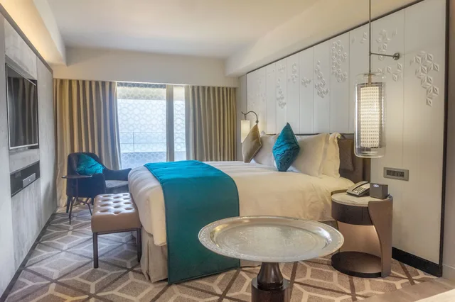 غرفة بسرير كينج بإطلالة على البحر بشرفة، InterContinental Muscat 10/10