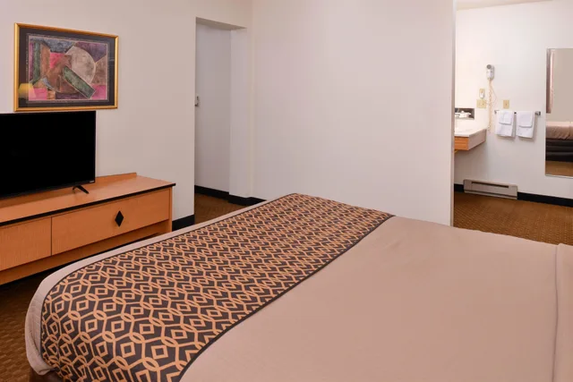 Suite, Queen Bed, Americas Best Value Inn & Suites Atlantic 3/3