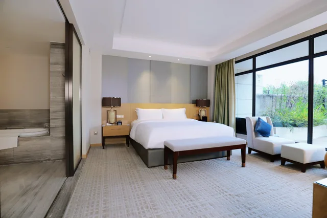 جناح بإطلالة على الحديقة بشرفة بغرفة نوم واحدة، INTERCONTINENTAL HEILONG LAKE 2/4