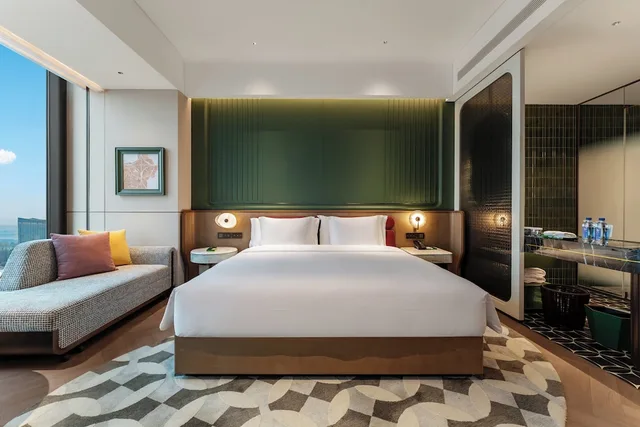 غرفة بريميوم بسرير كينج بإطلالة على الحديقة، Hotel Indigo Chengdu Financial City by IHG 1/7