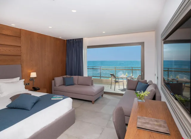 Family Room Open Plan Luxury Sea Front، Nana Golden Beach 1/3
