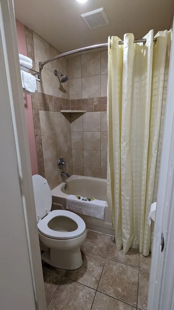 غرفة بسريرين منفصلين وسرير بطابقين، Portland Value Inn 3/4