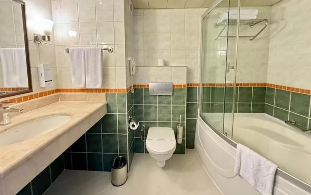جناح بسرير كينج بإطلالة مع أريكة، Best Western Plus Khan Hotel 3/4