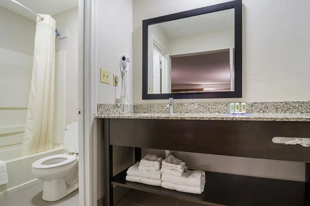 Standard, 2 Queen Beds, Quality Inn Raeford, NC 4/4