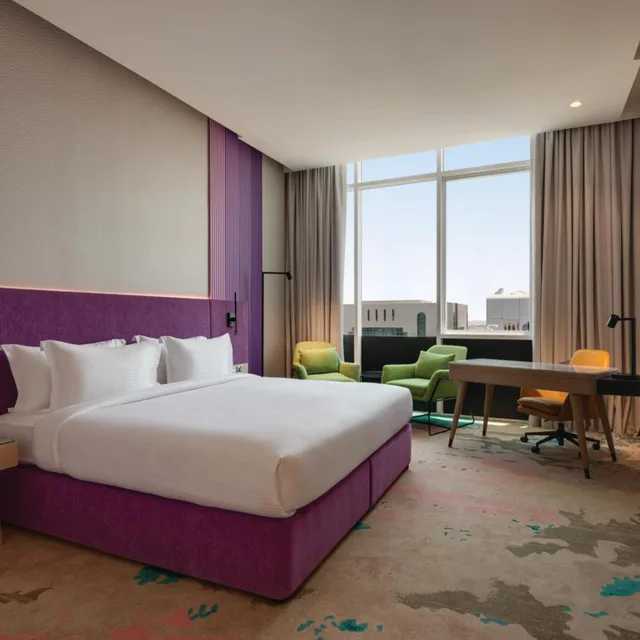 غرفة بسرير كينج وسرير كوين بإطلالة على المدينة، La Quinta by Wyndham Abu Dhabi Al Wahda 2/8