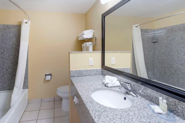 Suite, Quality Inn & Suites Bloomington University Area 3/3