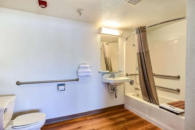 غرفة قياسية بسرير كوين لذوي الإعاقة، Motel6 Oakland, CA - Embarcadero 8/8